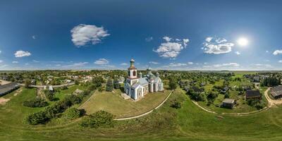 Antenne voll hdri 360 Panorama Aussicht auf orthodox Kirche im Landschaft oder Dorf im gleichwinklig Projektion mit Zenit und Nadir. vr ar Inhalt foto