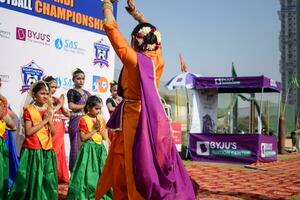 Neu Delhi, Indien - - Juli 01 2023 - - bharathanyam indisch klassisch odissi Tänzer durchführen beim Bühne. schön indisch Mädchen Tänzer im das Haltung von indisch tanzen. indisch klassisch tanzen bharatanatyam foto