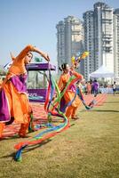 Neu Delhi, Indien - - Juli 01 2023 - - bharathanyam indisch klassisch odissi Tänzer durchführen beim Bühne. schön indisch Mädchen Tänzer im das Haltung von indisch tanzen. indisch klassisch tanzen bharatanatyam foto