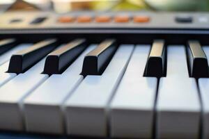 Nahansicht von Klavier Schlüssel. Klavier schwarz und Weiß Schlüssel und Klavier Tastatur Musical Instrument platziert beim das Zuhause Balkon während sonnig Tag. foto