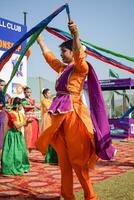 Neu Delhi, Indien - - Juli 01 2023 - - bharathanyam indisch klassisch odissi Tänzer durchführen beim Bühne. schön indisch Mädchen Tänzer im das Haltung von indisch tanzen. indisch klassisch tanzen bharatanatyam foto