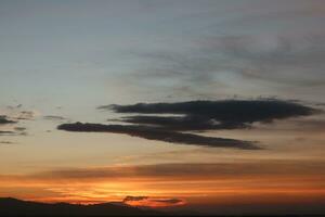 golden Wolken im das Abend Tag mit Sonnenuntergänge foto