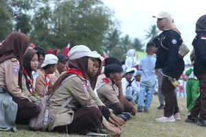 Gorontalo, Indonesien - - August 17, 2023 - - erkunden Mitglieder unterstützt im das Organisation von das Flagge Senkung Zeremonie während das 78 .. Unabhängigkeit Tag von Indonesien. angota Pramuka foto