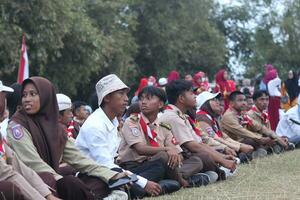 Gorontalo, Indonesien - - August 17, 2023 - - erkunden Mitglieder unterstützt im das Organisation von das Flagge Senkung Zeremonie während das 78 .. Unabhängigkeit Tag von Indonesien. angota Pramuka foto