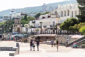 Jalta, Krim 2021- Damm mit Menschen an der Schwarzmeerküste foto