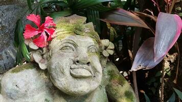 schön künstlerisch bali Stein Statue von ein balinesisch uralt Garten Statue benutzt wie Garten Dekoration, javanisch Gnom Indonesien foto
