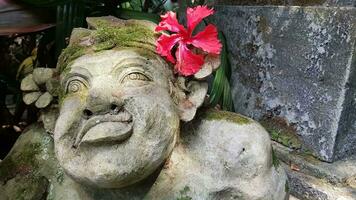 schön künstlerisch bali Stein Statue von ein balinesisch uralt Garten Statue benutzt wie Garten Dekoration, javanisch Gnom Indonesien foto