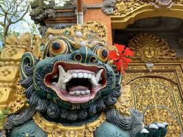traditionell alt uralt balinesisch Statue von Dämon Engel namens Barong bali Bewachung heilig Ritual Tempel foto