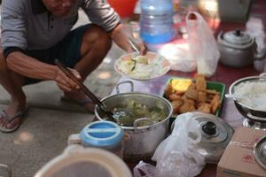 magelang,indonesien.11-03-2023.jemand ist nehmen Essen nach Gemeinschaft Bedienung Aktivitäten. foto