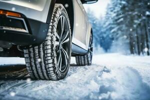 Winter Reifen. Auto auf Schnee Straße. Reifen auf schneebedeckt Autobahn Detail. generativ ai. foto