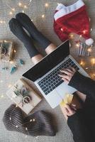 Frau beim Online-Shopping an den Weihnachtsfeiertagen