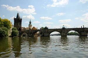 Prag Tschechisch Republik 18 06 2022 . Prag ist das Hauptstadt von das Tschechisch Republik, Dehnen entlang beide Banken von das Moldau Fluss. foto