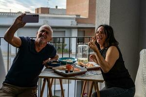 schön Mitte alt Paar nehmen ein Selfie mit Telefon und Essen Chinesisch nehmen Weg Essen foto