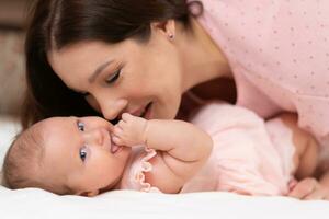 schön Mutter küssen ihr wenig Baby Tochter foto