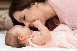 schön Mutter küssen ihr wenig Baby Tochter foto