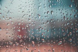 Hintergrund und Tapete durch Regentropfen und Wassertropfen am Fenster. foto