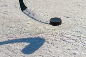 Nahansicht von Stöcke und Pucks im das Stadion foto