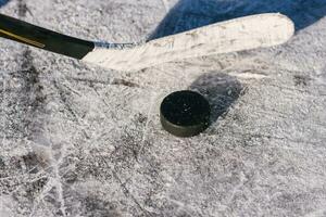 Nahansicht von Stöcke und Pucks im das Stadion foto