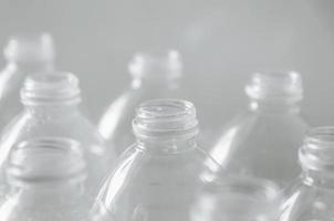 leere Flaschen zum Recycling, Kampagne zur Reduzierung von Plastik und zur Rettung der Welt.
