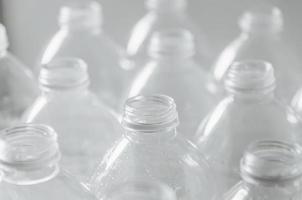 leere Flaschen zum Recycling, Kampagne zur Reduzierung von Plastik und zur Rettung der Welt.