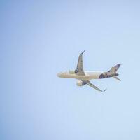 Neu Delhi, Indien, Juli 16 2023 - - Aussicht Airbus a320 Neo nehmen aus von indra Gandhi International Flughafen Delhi, Aussicht inländisch Flugzeug fliegend im das Blau Himmel während Tag Zeit foto