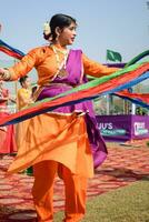 Neu Delhi, Indien - - Juli 01 2023 - - bharathanyam indisch klassisch odissi Tänzer durchführen beim Bühne. schön indisch Mädchen Tänzer im das Haltung von indisch tanzen. indisch klassisch tanzen bharatanatyam foto