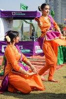 Neu Delhi, Indien - - Juli 01 2023 - - bharathanyam indisch klassisch odissi Tänzer durchführen beim Bühne. schön indisch Mädchen Tänzer im das Haltung von indisch tanzen. indisch klassisch tanzen bharatanatyam foto