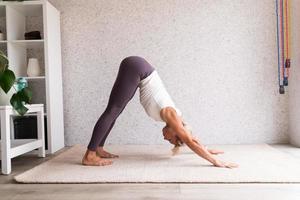 junge attraktive Frau, die Yoga praktiziert, Sportkleidung trägt foto
