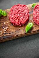 Schnitzel roh Fleisch frisch Vorspeise Rindfleisch Hamburger Kochen Essen Mahlzeit Essen Snack auf das Tabelle Kopieren Raum Essen Hintergrund rustikal oben Aussicht foto