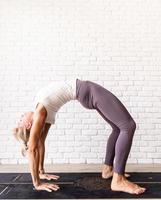 junge attraktive Frau, die Yoga praktiziert, Sportkleidung trägt foto