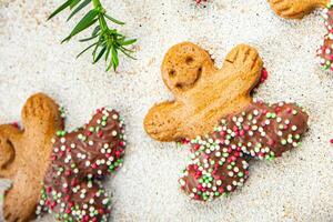 Lebkuchen Mann Weihnachten Lebkuchen Kekse Zimt, Vanille, Ingwer Weihnachten Süss Dessert Urlaub Backen behandeln Neu Jahr und Feier Mahlzeit Essen Snack auf das Tabelle foto