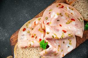 Würstchen Mortadella Stück mariniert Gemüse gekocht Olive, eingelegt Gurke, Pfeffer, Gurke Essen Vorspeise Mahlzeit Essen Snack auf das Tabelle Kopieren Raum Essen Hintergrund rustikal oben Aussicht foto