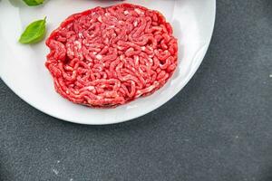 roh Schnitzel Rindfleisch frisch Fleisch Hamburger Kochen Mahlzeit Essen Snack auf das Tabelle Kopieren Raum Essen Hintergrund rustikal oben Aussicht foto