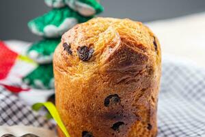 Weihnachten Panettone Backen Süss Gebäck getrocknet Früchte Schokolade Süss Dessert Urlaub behandeln Neu Jahr und Weihnachten Feier Mahlzeit Essen Snack auf das Tabelle Kopieren Raum Essen Hintergrund rustikal foto