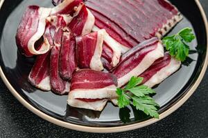 getrocknet Ente Brust Magret geräuchert ruckartig geheilt getrocknet Fleisch frisch köstlich Essen Kochen Vorspeise Mahlzeit Essen Snack auf das Tabelle Kopieren Raum foto