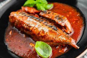 Makrele Tomate Soße Dosen- Fisch Meeresfrüchte Essen Kochen Vorspeise Mahlzeit Essen Snack auf das Tabelle Kopieren Raum Essen Hintergrund rustikal oben Aussicht foto