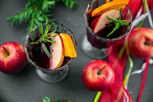 Weihnachten Apfel Apfelwein überlegte Wein Aperitif Weihnachten heiß trinken Süss Dessert Cocktail Urlaub behandeln Neu Jahr und Weihnachten Feier Mahlzeit Essen Snack auf das Tabelle foto