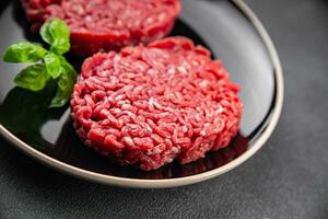 roh Schnitzel Rindfleisch frisch Fleisch Hamburger Kochen Mahlzeit Essen Snack auf das Tabelle Kopieren Raum Essen Hintergrund rustikal oben Aussicht foto