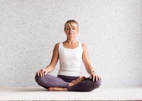 junge attraktive Frau, die Yoga praktiziert, Sportkleidung trägt foto