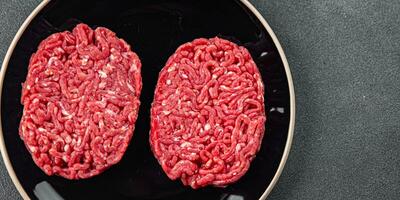 Schnitzel roh Fleisch frisch Vorspeise Rindfleisch Hamburger Kochen Essen Mahlzeit Essen Snack auf das Tabelle Kopieren Raum Essen Hintergrund rustikal oben Aussicht foto