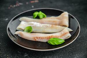 Fisch Fisch Filet Blau Merlan frisch Meeresfrüchte Essen Kochen Vorspeise Mahlzeit Essen Snack auf das Tabelle Kopieren Raum Essen Hintergrund rustikal oben Aussicht foto