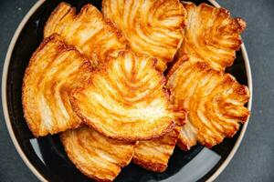 Kekse Puff Gebäck Kekse Weihnachten Süss Dessert Puff sfoglie Urlaub behandeln Weihnachten Feier Mahlzeit Essen Snack auf das Tabelle Kopieren Raum Essen Hintergrund rustikal oben Aussicht foto