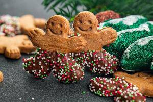 Lebkuchen Mann Weihnachten Lebkuchen Kekse Süss Dessert Urlaub Backen behandeln Neu Jahr und Feier Mahlzeit Essen Snack auf das Tabelle Kopieren Raum Essen Hintergrund foto