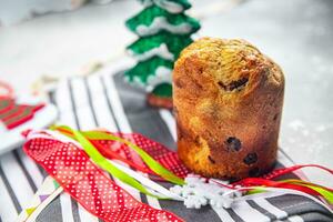 Panettone Weihnachten Backen Süss Gebäck getrocknet Früchte Schokolade Weihnachten Süss Dessert Urlaub behandeln Neu Jahr und Weihnachten Feier Mahlzeit Essen Snack auf das Tabelle Kopieren Raum foto