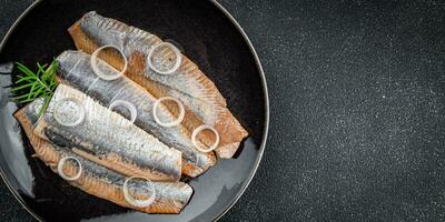 Hering Filet Fisch frisch gesalzen lecker Meeresfrüchte Essen Kochen Mahlzeit Essen Snack auf das Tabelle Kopieren Raum Essen Hintergrund rustikal oben Aussicht foto