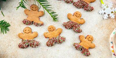 Lebkuchen Mann Weihnachten Plätzchen Weihnachten Süss Dessert Urlaub Backen behandeln Neu Jahr und Feier Mahlzeit Essen Snack auf das Tabelle Kopieren Raum Essen Hintergrund foto