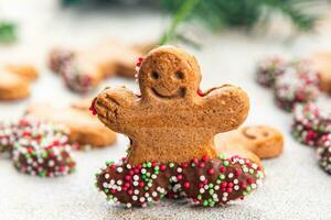 Lebkuchen Mann Weihnachten Lebkuchen Kekse Zimt, Vanille, Ingwer Weihnachten Süss Dessert Urlaub Backen behandeln Neu Jahr und Feier Mahlzeit Essen Snack auf das Tabelle foto