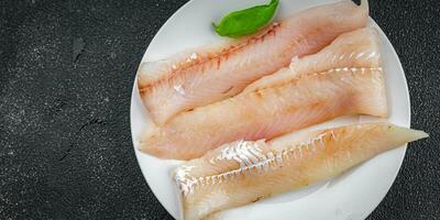 Fisch Fisch Filet Blau Merlan frisch Meeresfrüchte Essen Kochen Vorspeise Mahlzeit Essen Snack auf das Tabelle Kopieren Raum Essen Hintergrund rustikal oben Aussicht foto