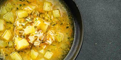 Suppe Gemüse Reis Brühe, Kartoffel, Karotte, Zwiebel gesund Essen Kochen Mahlzeit Essen Snack auf das Tabelle Kopieren Raum Essen Hintergrund rustikal oben Aussicht foto