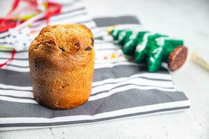 Panettone Weihnachten Backen Süss Gebäck Süss Dessert Urlaub behandeln Neu Jahr und Weihnachten Feier Mahlzeit Essen Snack auf das Tabelle Kopieren Raum foto